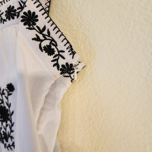 INC White top with black embroidery embellishment - Picture 3 of 9